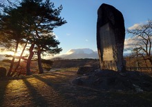 「歌碑と岩手山」