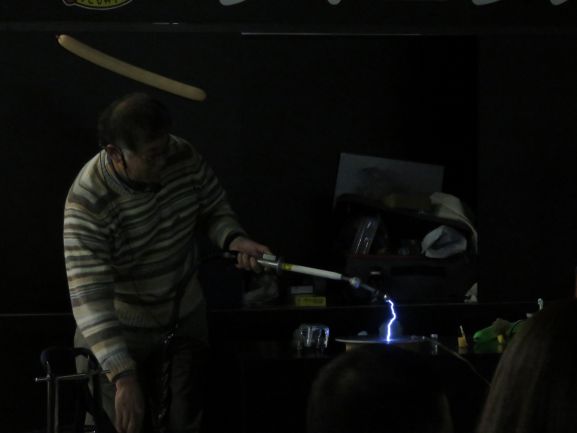 科学技術週間イベント（カミナリ実験）の写真