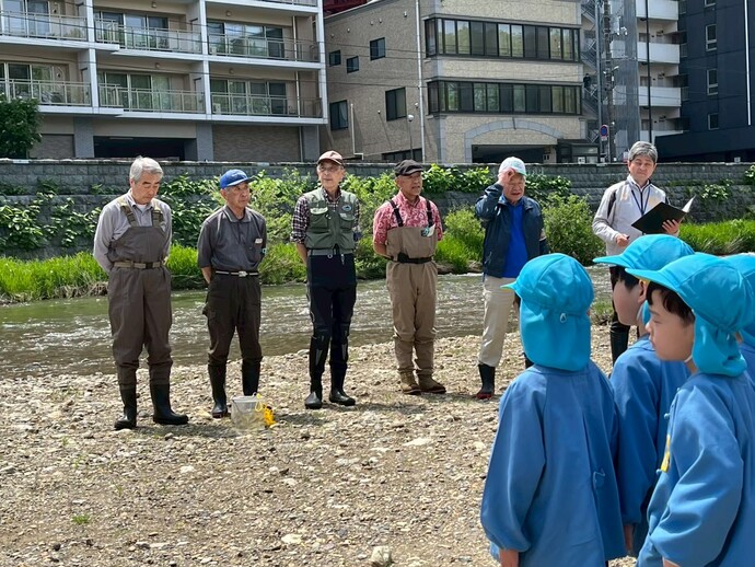 桜幼稚園の園児による放流会の様子