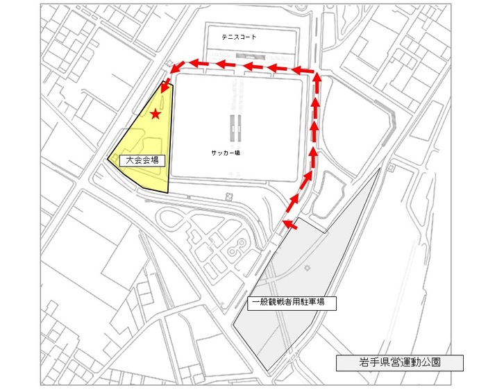 駐車場からテニスコートの脇を通って観戦エリアまで移動してください。