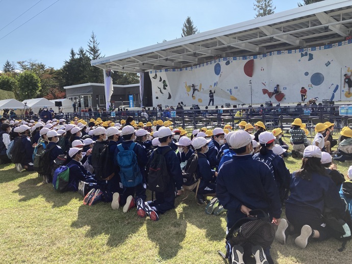 盛岡市立城北小学校の児童が観戦している写真