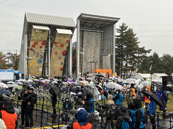 あいにくの雨の3日目、女子決勝を応援する観客の写真