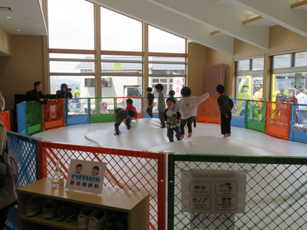 子どもの遊び場にあるふわふわドーム