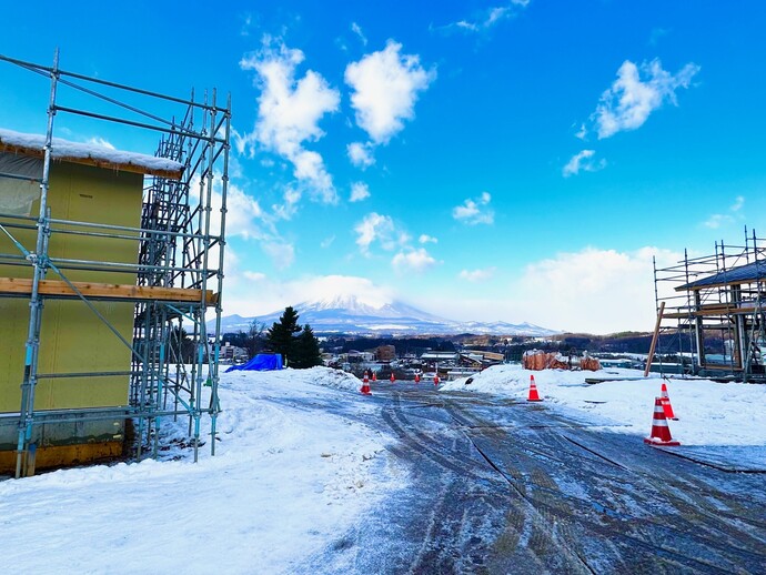 森の大通りから望める岩手山