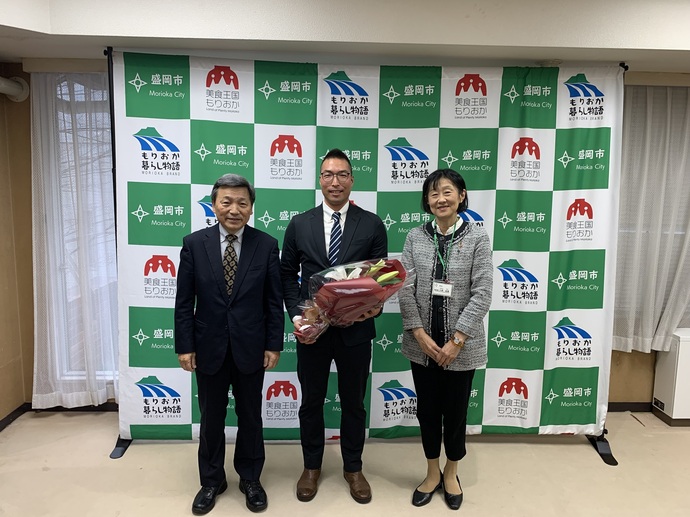 左から中村副市長、早川隊員、小原副市長