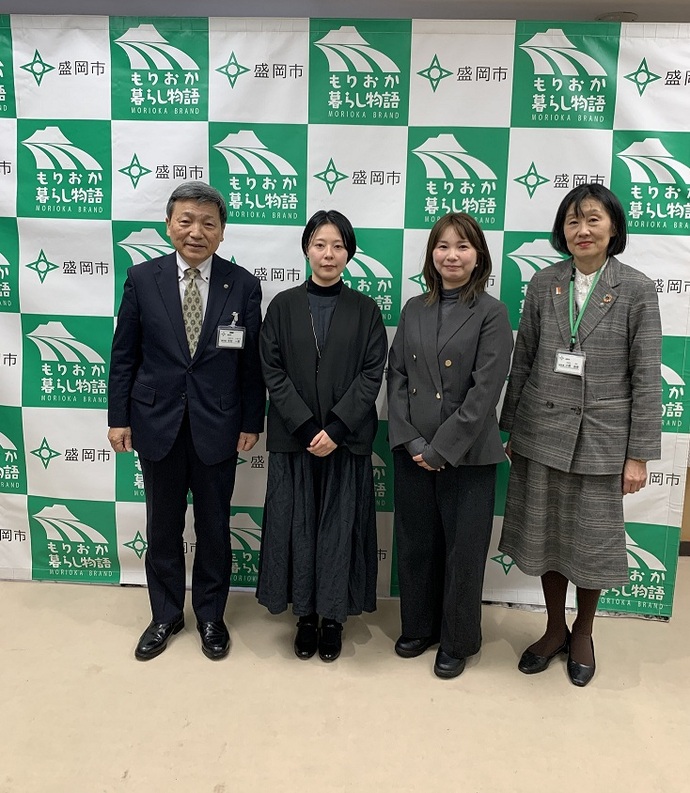 左から中村副市長、杉田隊員、高橋隊員、小原副市長