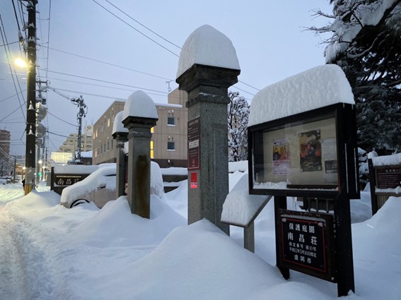 着任初日、大雪の降った日。通勤途中に通る南昌荘前。