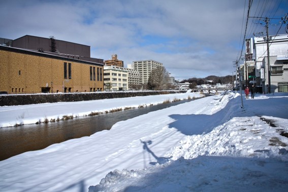 移住して間もない頃、中津川沿い。