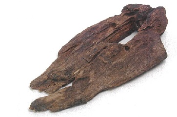 大島遺跡RA152竪穴建物跡主柱穴出土「木製鍬（くわ）」（9世紀中葉・当館蔵）