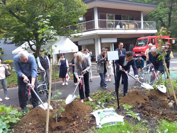 ビクトリア友好協会会長来盛記念植樹