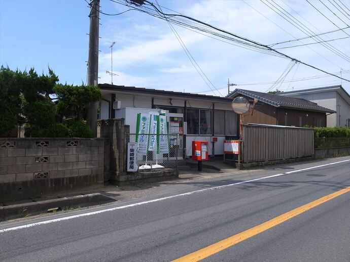 柴崎郵便局の入り口付近にはファミリーマートののぼり旗を設置
