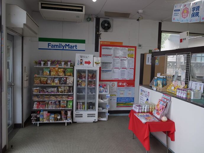 局内ロビーに設置されたファミリーマートコーナー、取扱い商品は常温と冷蔵ものが対象