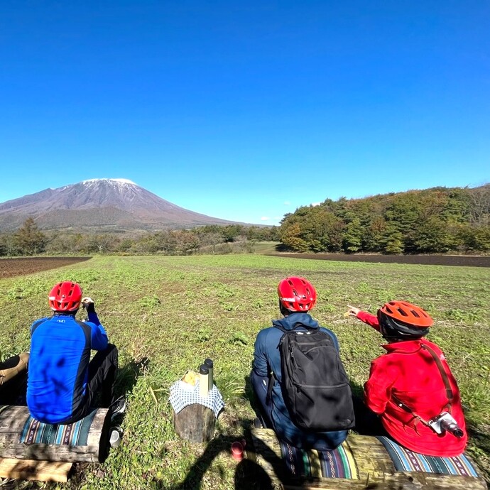 ツアーの途中、秘密のスポットから岩手山を望む