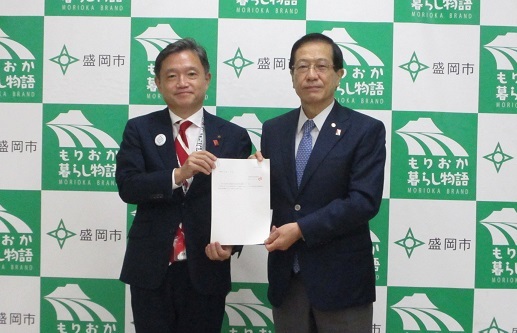 審議会会長から市長へ答申書を手交