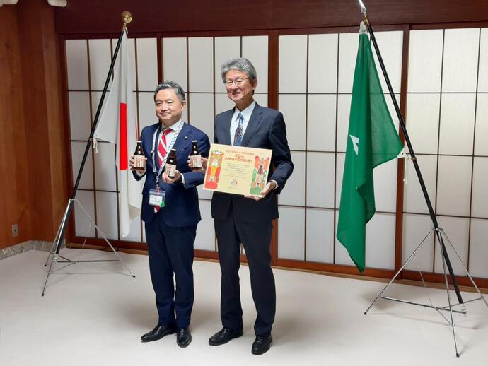 株式会社べアレン醸造所様のビクトリア市40周年記念ビール完成に伴う市長表敬