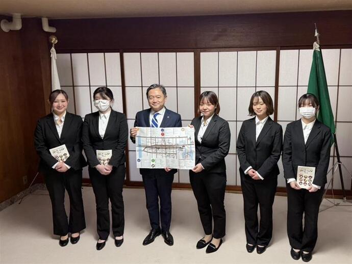 外国人観光客にやさしい「まち歩きマップ」贈呈式
