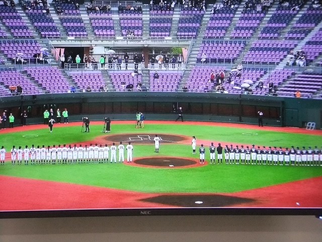 整列した両チーム