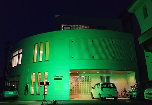 ライトアップした盛岡市医師会館