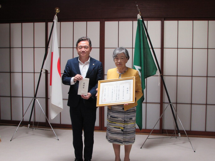 （写真左から、内舘盛岡市長、村上一枝会長）
