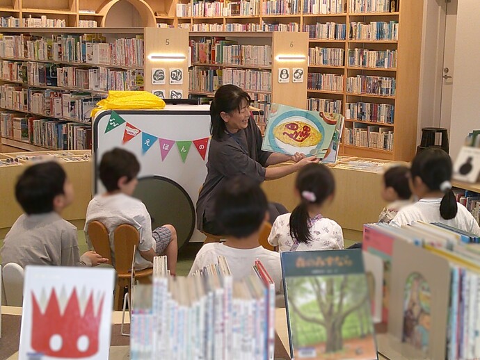 読み聞かせの様子の写真