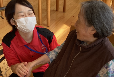介護老人保健施設ケアコートもりおか　利用者様との会話の様子