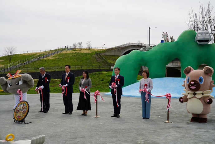 長岡会長、達増知事、廣瀬シニア ディレクター、内舘市長、櫻議長によるテープカットの様子