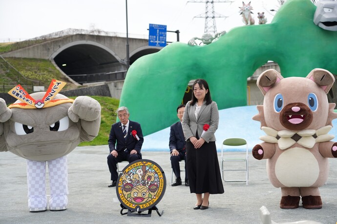 「イシツブテ公園 in もりおか」に設置されるポケふたのお披露目の様子