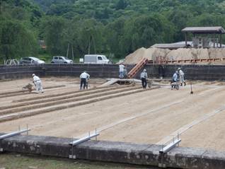 かき取った砂は、人の手で運び出している