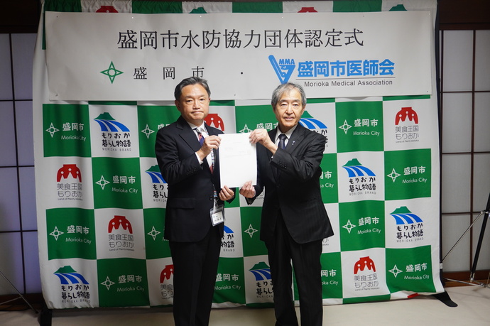 認定証交付の様子