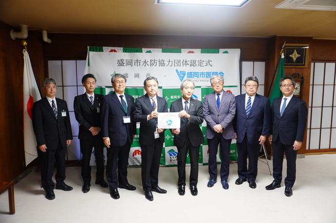 表示証交付の様子