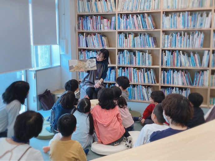 読み聞かせの様子の写真