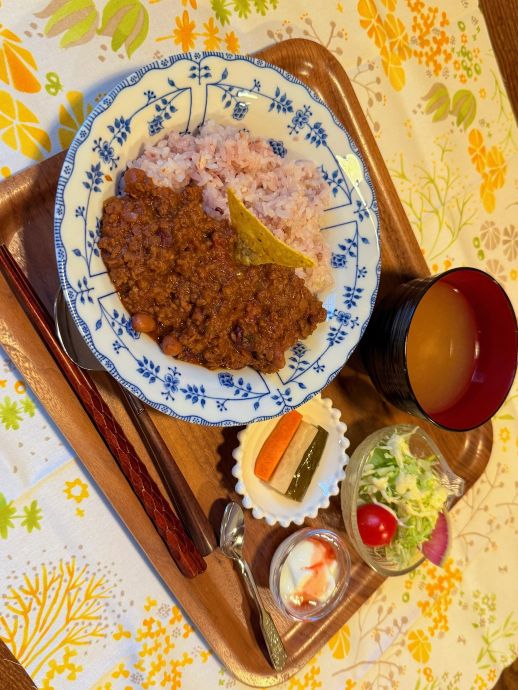 もりおか元気サポート店「キッチンフリバフリーバード」さんの登録メニュー「チリコンカンライスセット」を紹介しています。