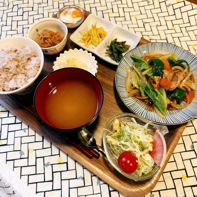 肉野菜炒め定食の写真を掲載しています。