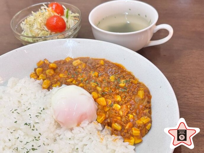 ひねもすカレー(サラダ・スープ付き)の写真を掲載しています。