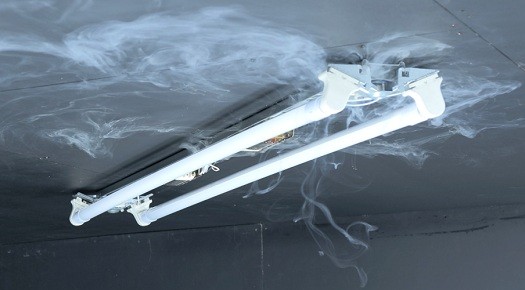 蛍光灯器具から発煙する様子（カバーを外した状態での再現実験）