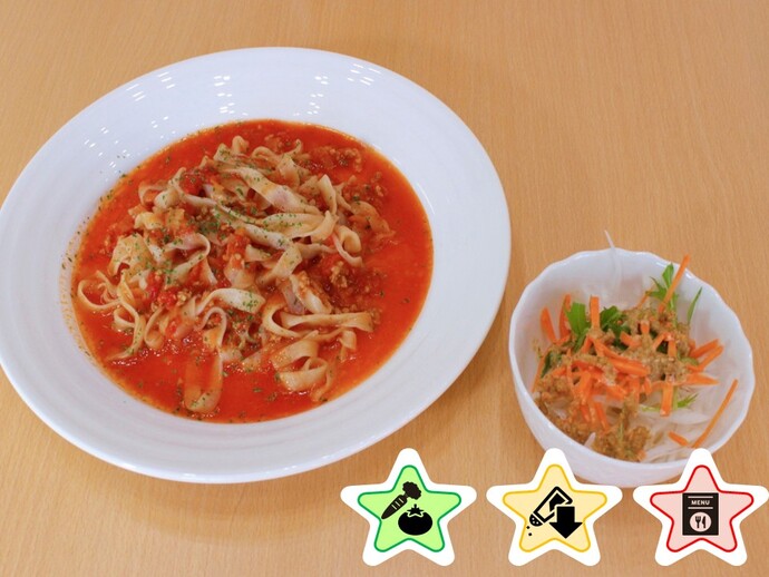 ボロネーゼ+サラダの写真を掲載しています。