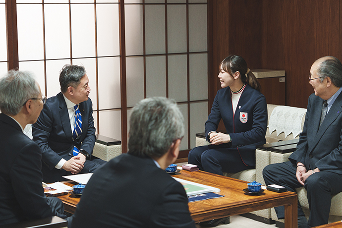 市長を表敬訪問した吉田雪乃選手