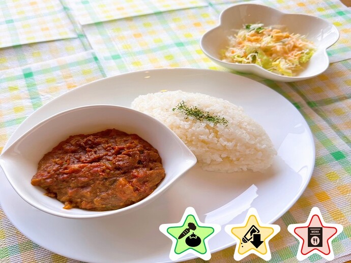 手作りトマトキーマカレー(ライス・サラダ付き)の写真を掲載しています。