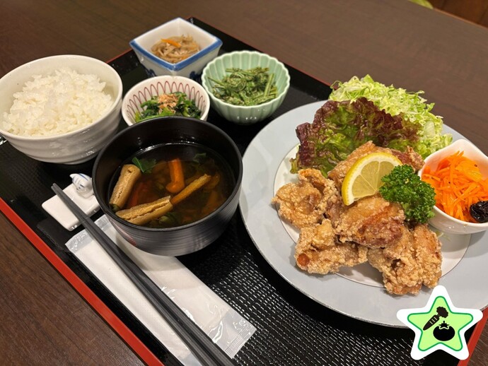 から揚げ定食の写真を掲載しています。