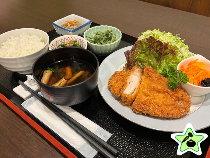 ロースカツ定食の写真を掲載しています。