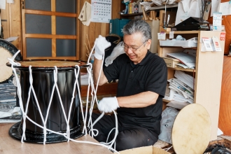 太鼓を組み立てている様子1