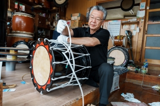 太鼓を組み立てている様子2