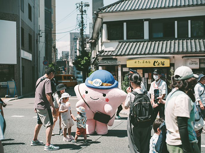 IGRマスコットキャラクターとふれあう人々